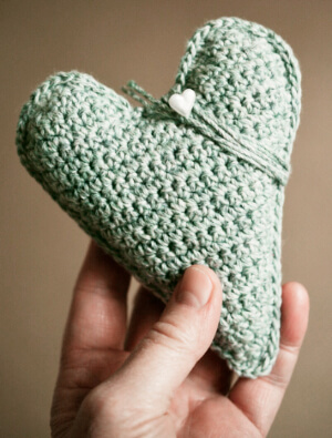 Игольница в форме сердца, связанная крючком