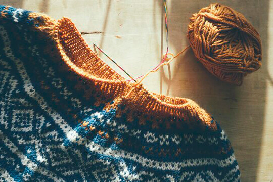 Круговое вязание двумя спицами на леске